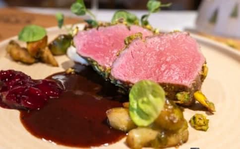 Kalbsfilet im Pistazienmantel mit Rosenkohl, Sauerkirschen und Jus