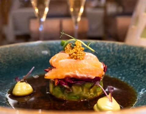 Lachsforellen-Sashimi auf Rotkraut und Avocado mit Senfkaviar und Ponzu-Sud
