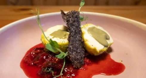 Pistazienknödel mit Mohn-Hippe auf Zwetschgenröster
