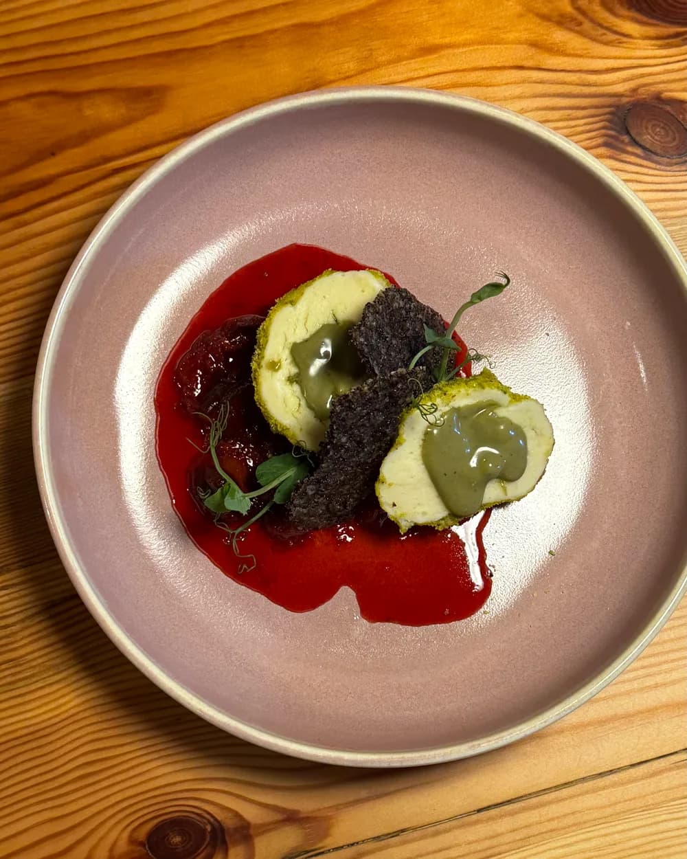 Vorspeise mit Gurke, Kräutercreme und roter Sauce