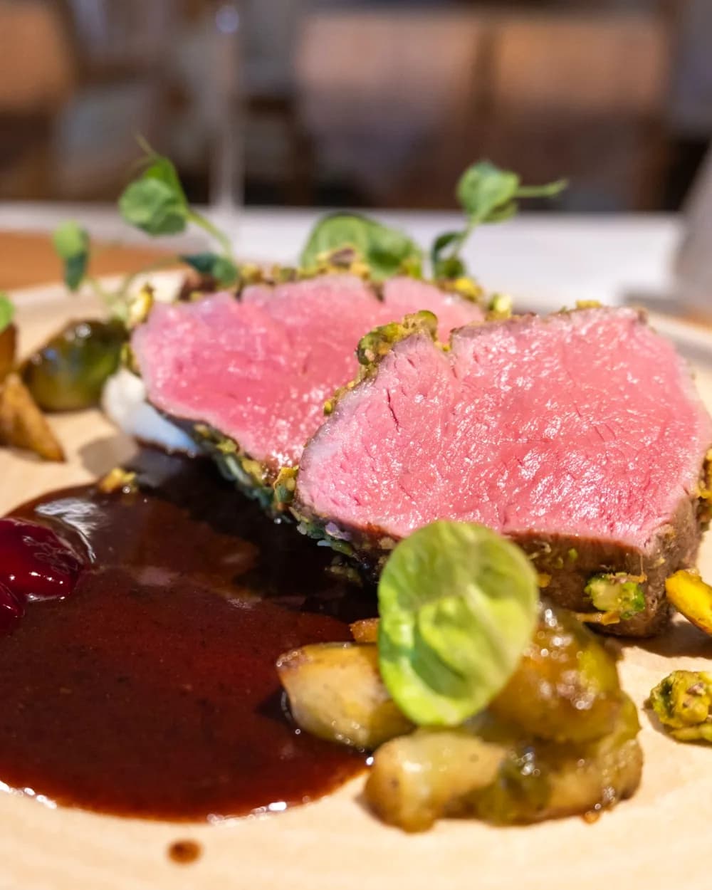 Kalbsfilet im Pistazienmantel mit Rotweinjus, Kirschen und Rosenkohl