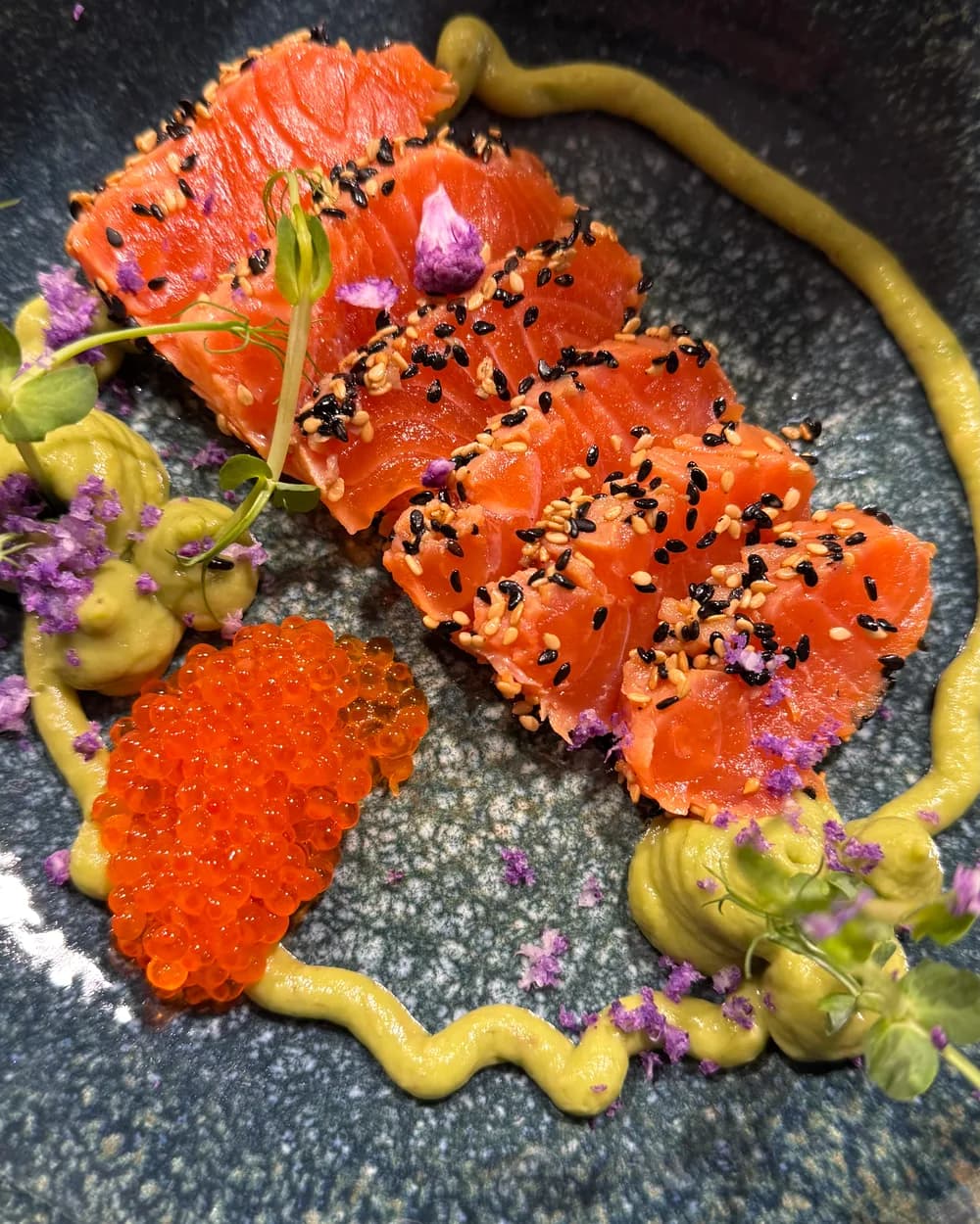 Sashimi von der Lachsforelle mit Sesam, Forellenkaviar und Avocadocreme
