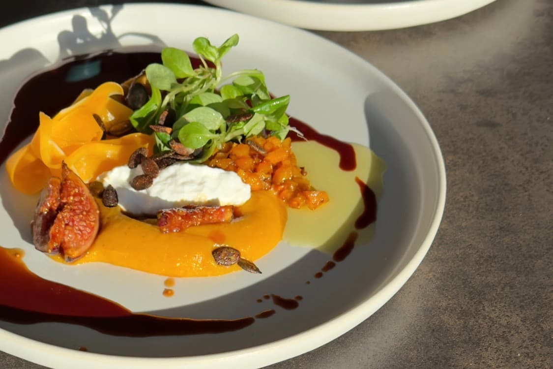 Kürbis mit Burrata, Feigen und Balsamico-Reduktion