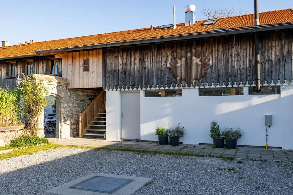 Restaurierte Hofgebäude mit Holzfassade