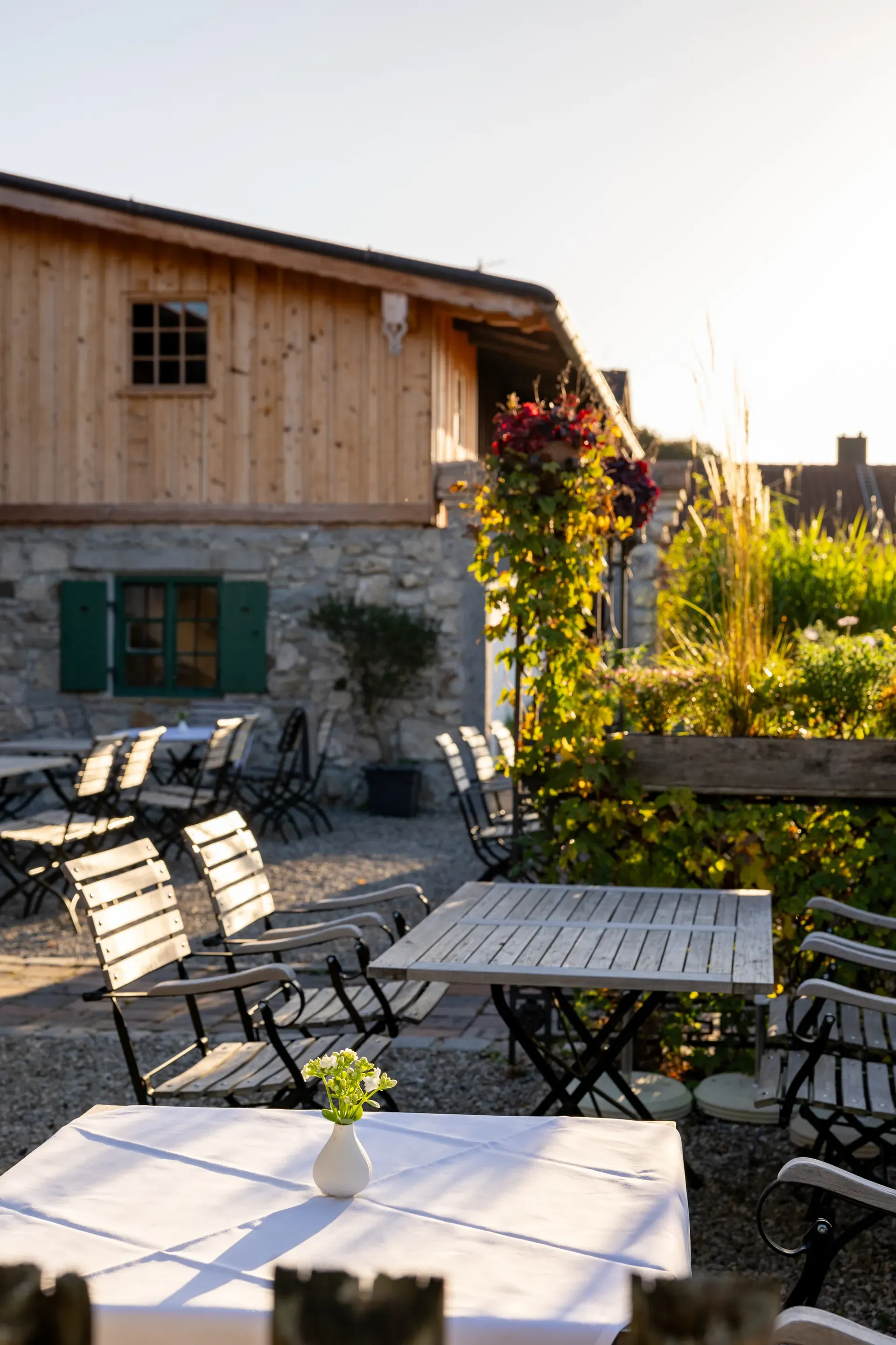 Terrasse im warmen Abendlicht
