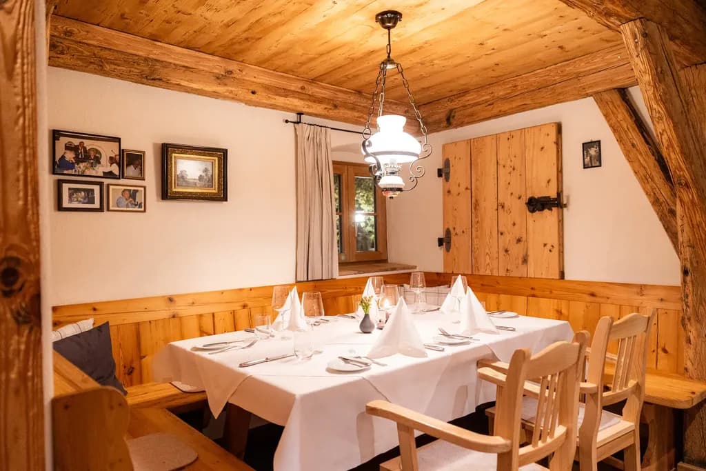 Festlich gedeckter Tisch in der Stube