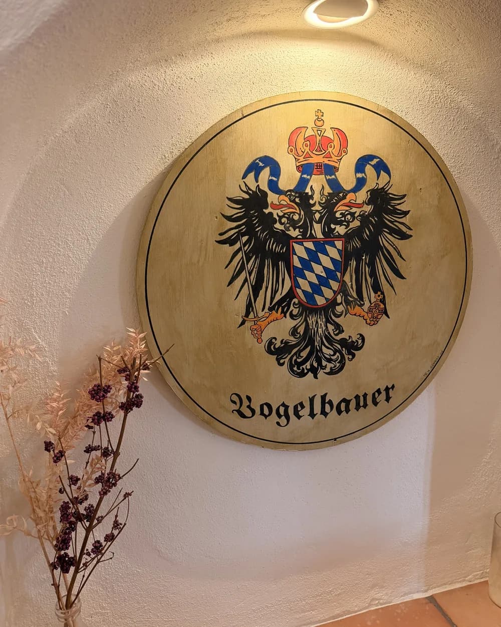 Handgemaltes Wappen des Vogelbauer an der Wand der Stube