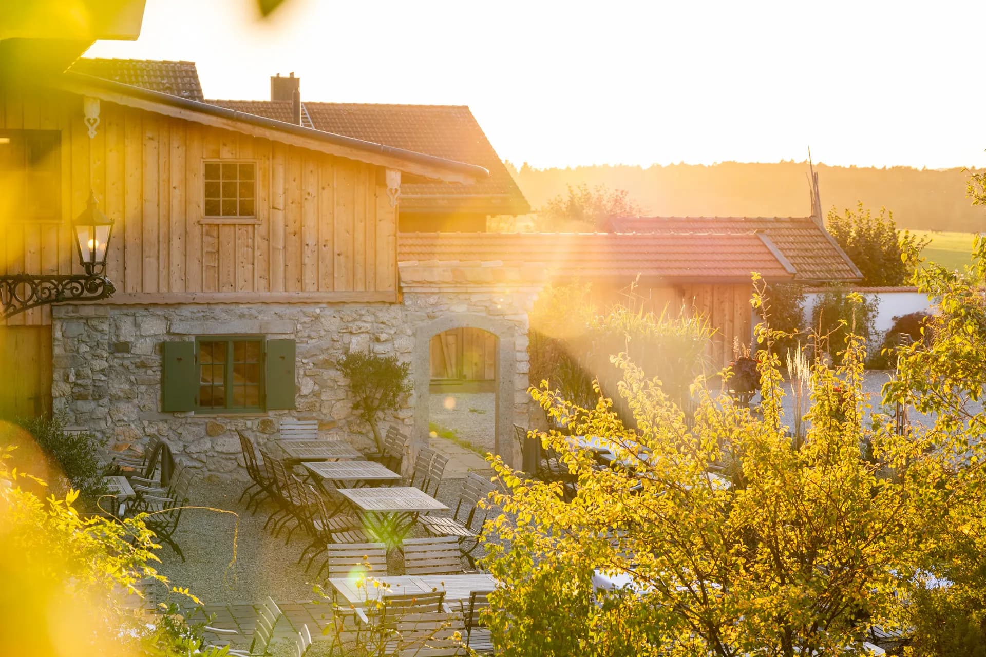 Der Hof des Landgasthofs im goldenen Abendlicht