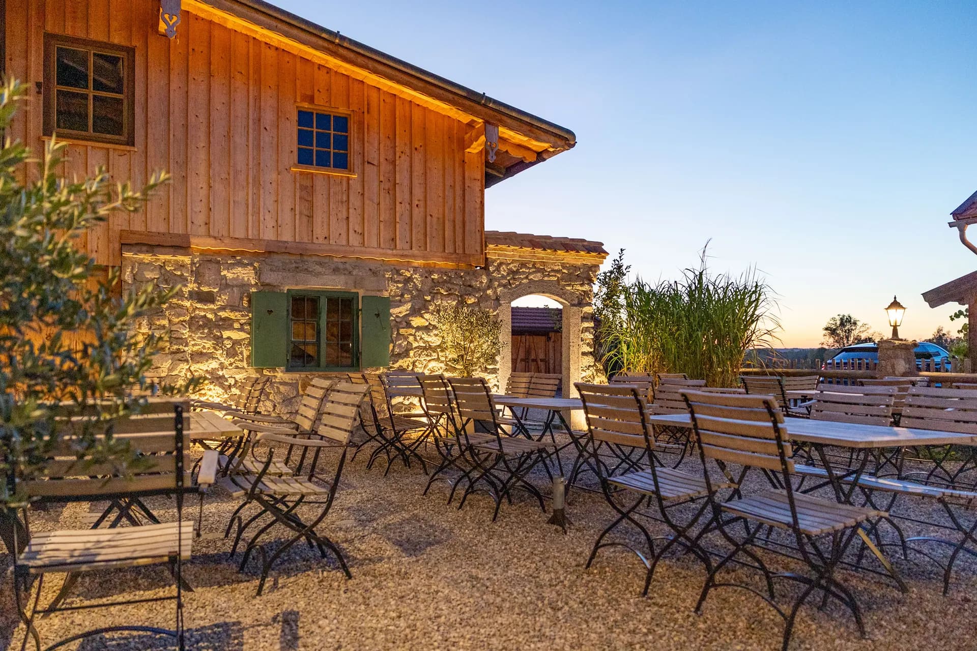 Die Terrasse mit ersten Lichtern