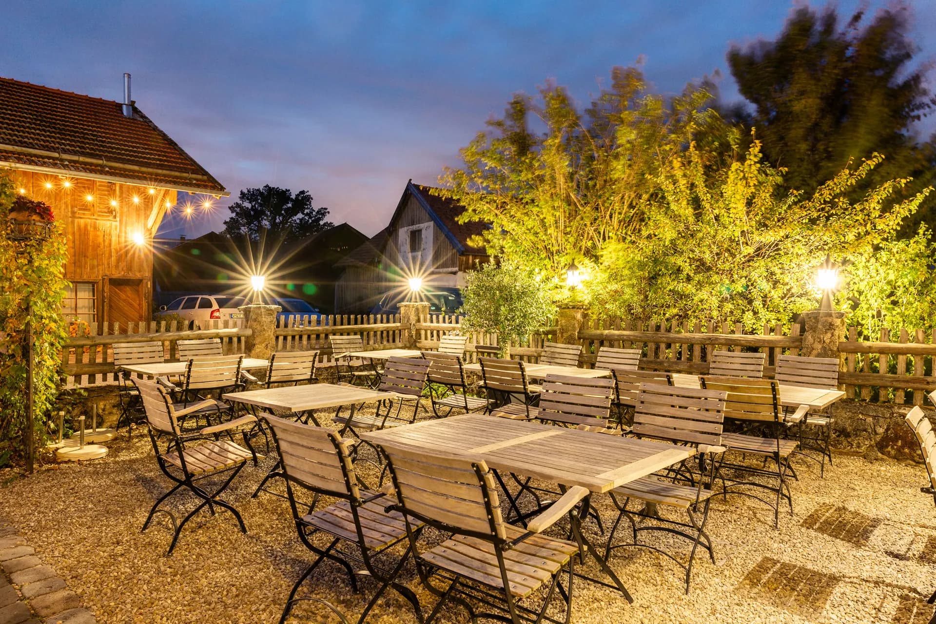 Der beleuchtete Gastgarten zur blauen Stunde